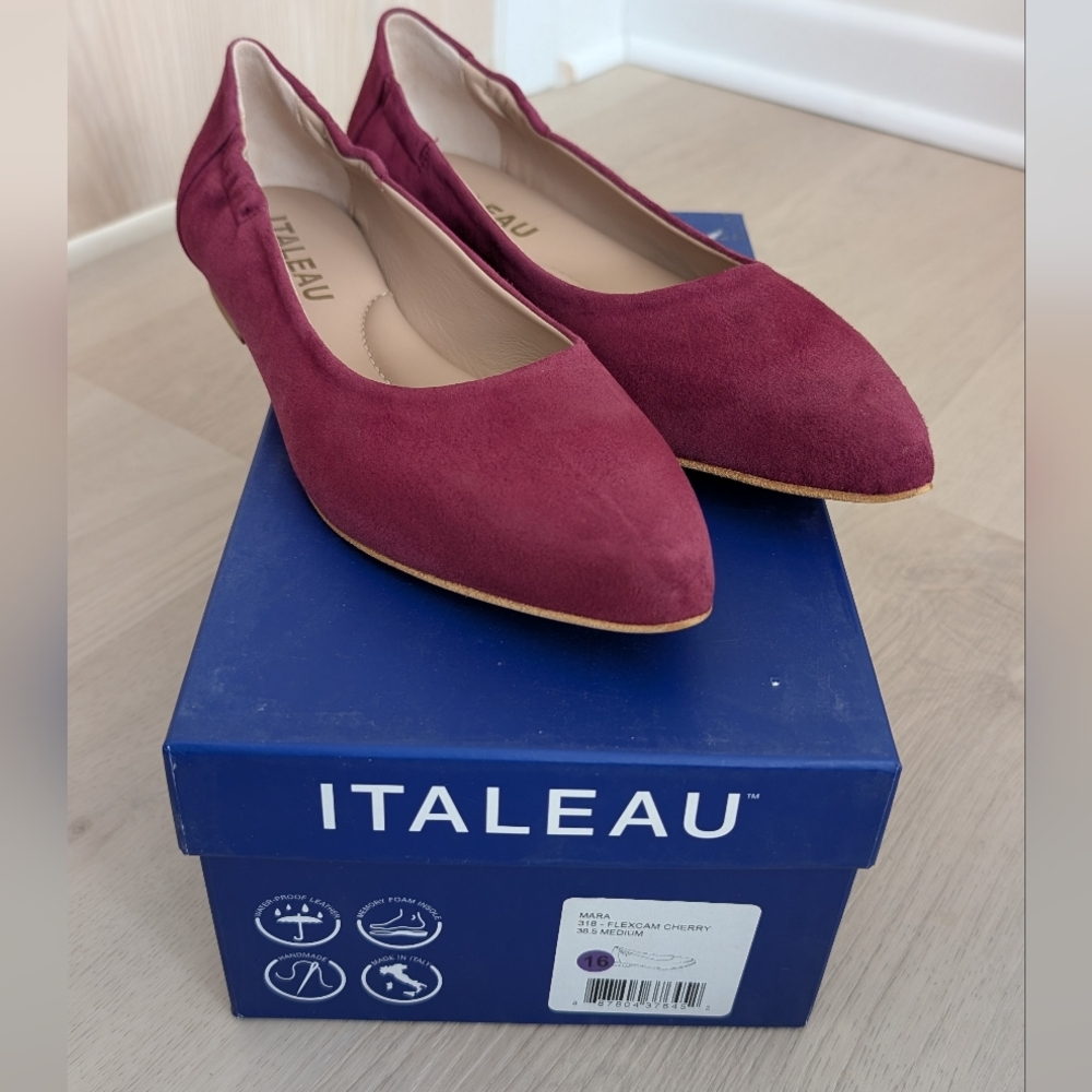 Italeau - Size 38.5 EU - Women's Burgundy Suede Flats New In Box